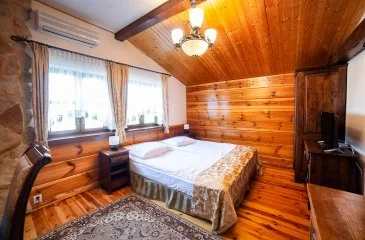 Standart odanın ahşap iç mekanı