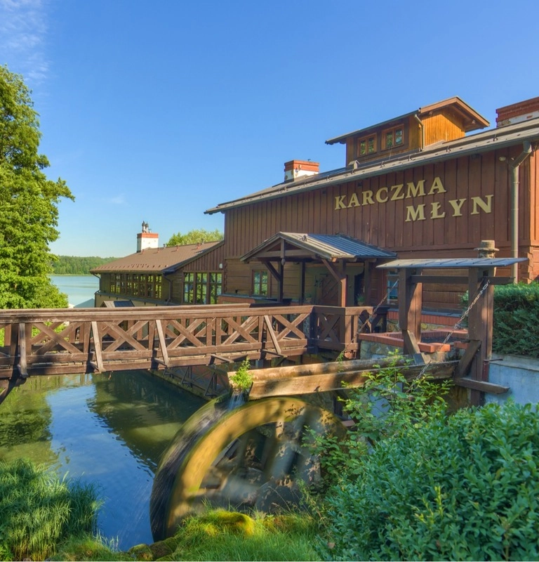Çalışan su çarkı ile Karczma Młyn restoranı