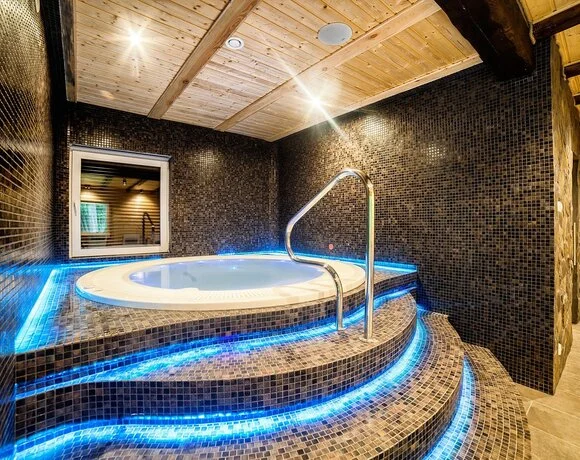 Dworek Wapionka Oteli wellness alanında jakuzi